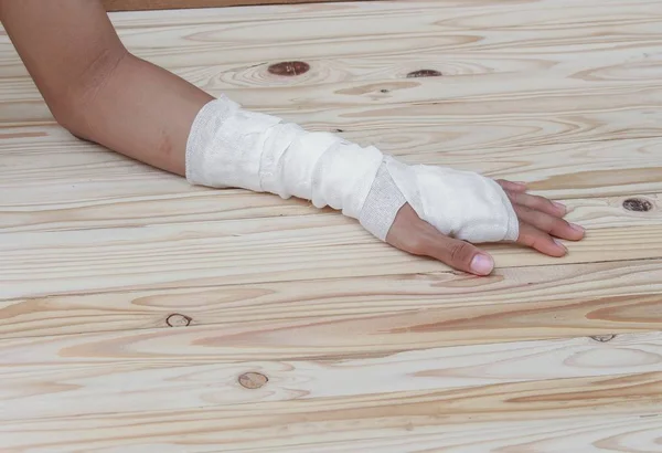 Venda de gasa la contusión de la mano. tratar a pacientes con la mano — Foto de Stock