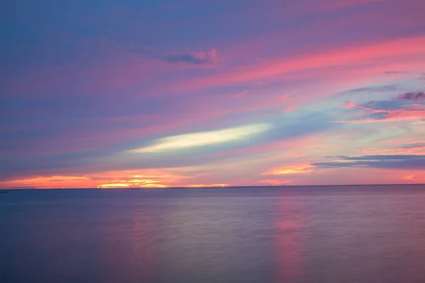 Πρωινή ώρα πριν την Ανατολή του ηλίου. Πολύχρωμο ουρανό και το νερό στη λίμνη αντανακλάται — Φωτογραφία Αρχείου