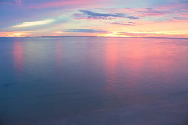 Ранним утром на рассвете. Красочные небо и вода в озере с освещением отражают — стоковое фото