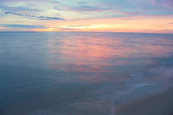 Hora do nascer do sol antes. Céu colorido e água no lago com iluminação refletem — Fotografia de Stock