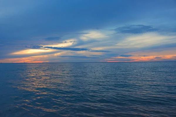 Antes del amanecer. Cielo colorido y agua en el lago con iluminación reflejan — Foto de Stock