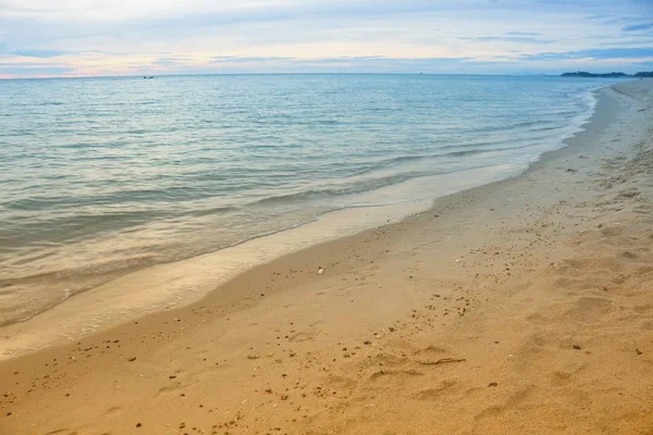 Havsvatten och stranden och sky. Kallt varmt Filter ser färgglada — Stockfoto