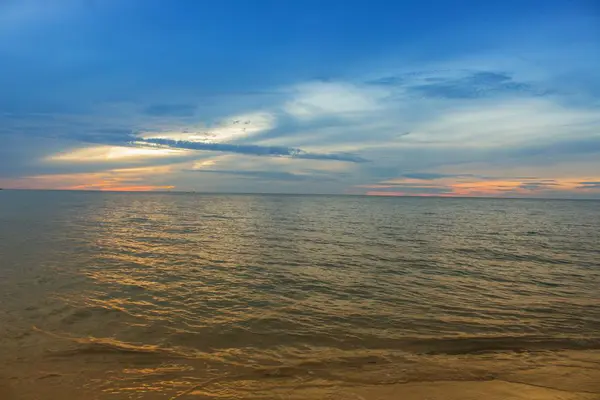 海水和沙滩和天空。冷的温暖滤看起来色彩鲜艳 — 图库照片