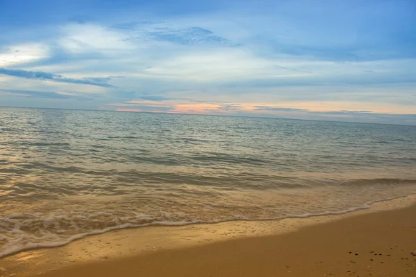 Água do mar e praia e céu. Filtro quente frio olhar colorido — Fotografia de Stock