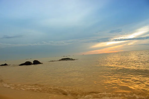 Água do mar e praia e céu. Filtro quente frio olhar colorido — Fotografia de Stock