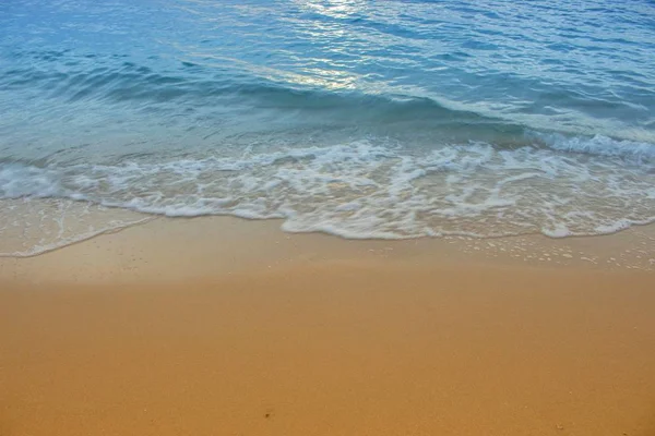Havsvatten, stranden och sky på morgonen. — Stockfoto