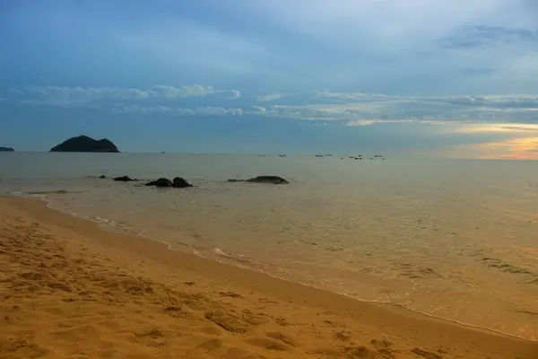 日の出とビーチ。美しい海、カラフルな空と反射で海の朝 — ストック写真