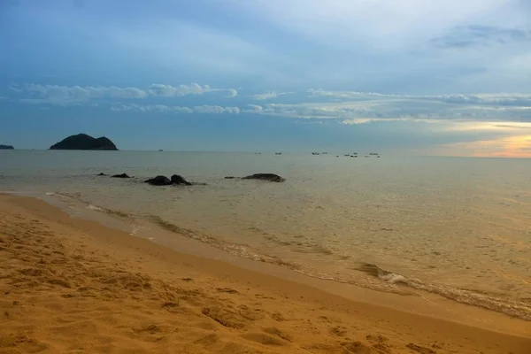 Východ slunce a pláže. Ráno na krásné, barevné nebe a vody moře na reflex — Stock fotografie