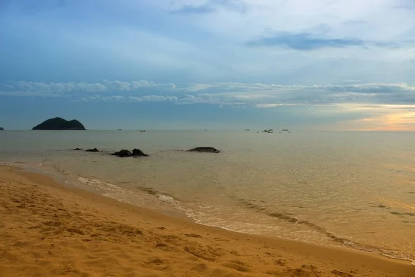 Восход солнца и пляж. Утро на море красиво, небо красочные и воды море на рефлекс — стоковое фото
