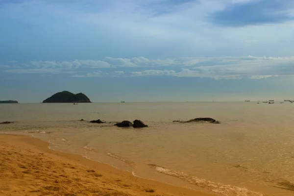 Amanecer y playa. Mañana en el mar hermoso, el cielo colorido y el mar de agua en reflejo — Foto de Stock