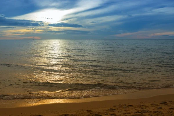 Zonsopgang en strand. Ochtend op zee mooie, kleurrijke lucht en water zee bij reflex — Stockfoto