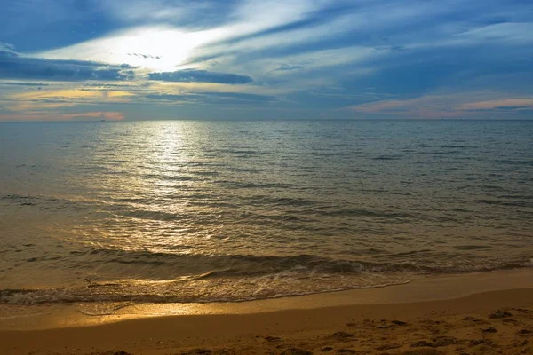 Lever de soleil et plage. Matin en mer belle, Ciel coloré et mer d'eau au réflexe — Photo