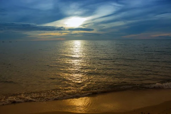 Nascer do sol e praia. Manhã no mar bonito, céu colorido e mar de água no reflexo — Fotografia de Stock