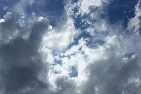 大きな雲と青い空。美しい raincloud — ストック写真