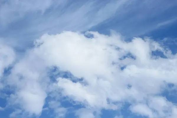 Céu azul com nuvem. Colorida vívida — Fotografia de Stock
