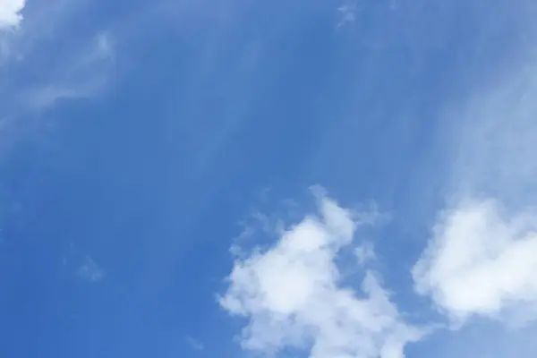 Modrá obloha s cloudem. Barevné živé — Stock fotografie
