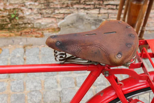 Saddle Vintage  Red bicycle near the window of old brick wall — Stock Photo, Image