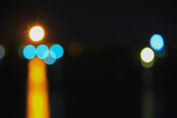 Абстрактный ночной свет боке, размытая река размыта водой — стоковое фото