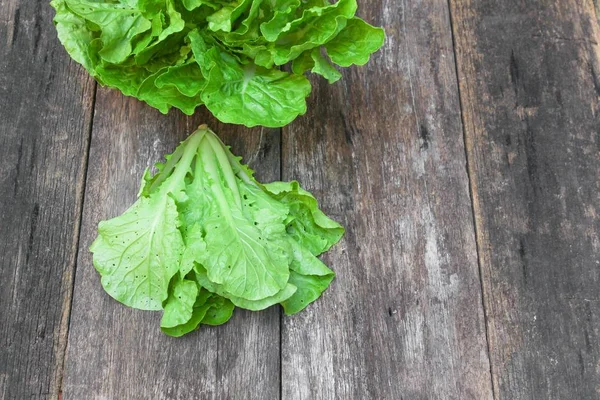 Col china verduras orgánicas en una mesa de madera — Foto de Stock