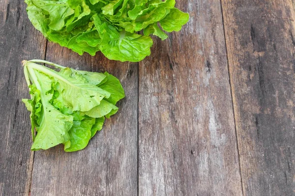 Cavolo cinese verdure biologiche su un tavolo di legno — Foto Stock