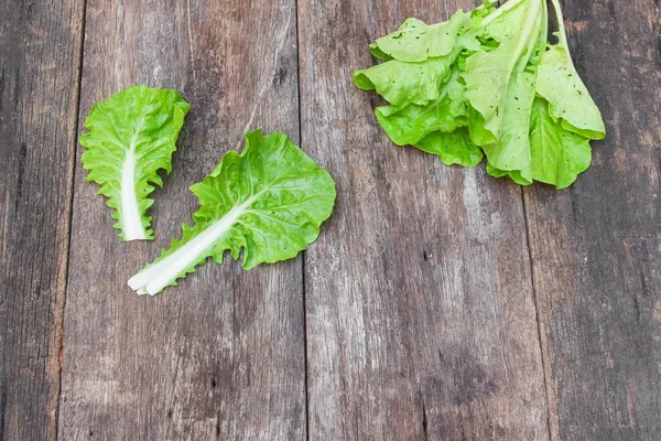 Col china verduras orgánicas en una mesa de madera — Foto de Stock