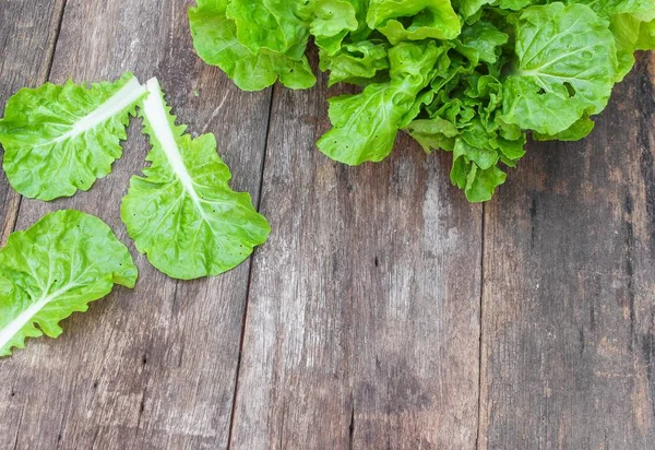 Col china verduras orgánicas en una mesa de madera — Foto de Stock