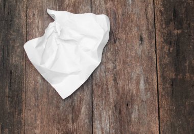 Beyaz kağıt levha, kağıt Not RIP ve bir tahta üzerinde buruşuk