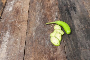 Taze patlıcan dilimleri bir ahşap bir kesim