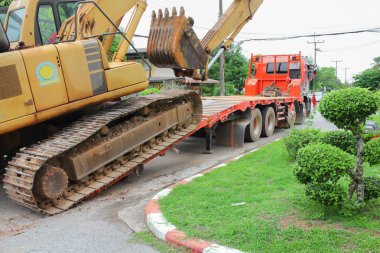 Bir inşaat siteye Taşınma günü çok güneşli Ekskavatör 