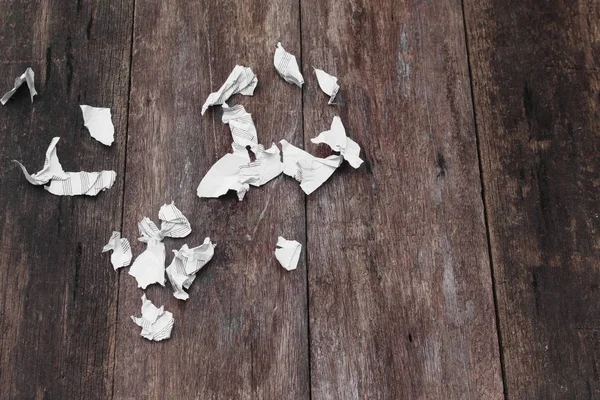 Weißes Papierblatt, der Zettel zerrissen und zerknüllt auf einem hölzernen — Stockfoto