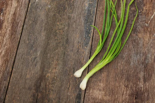 Zelená cibule. zdravá výživa na dřevěný stůl. — Stock fotografie