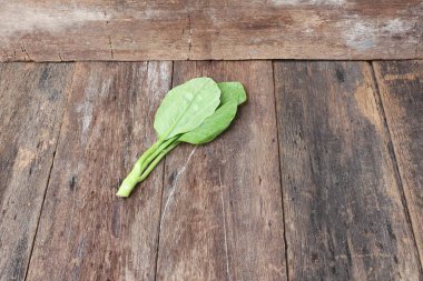 Ahşap masa arka plan üzerinde Çince lahana taze sebze