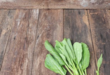 Ahşap masa arka plan üzerinde Çince lahana taze sebze