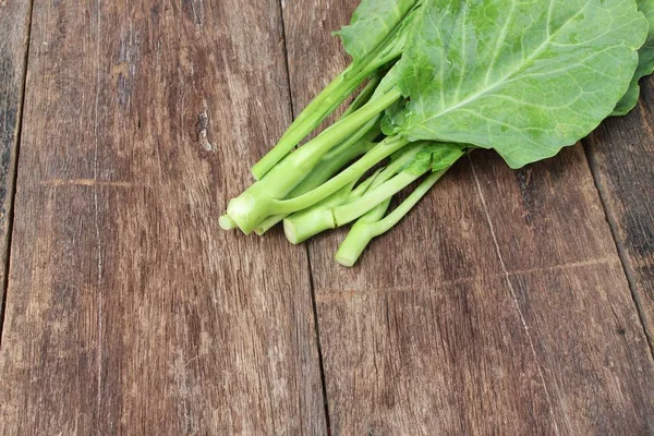 Kale Cina sayuran segar di latar belakang lantai kayu — Stok Foto