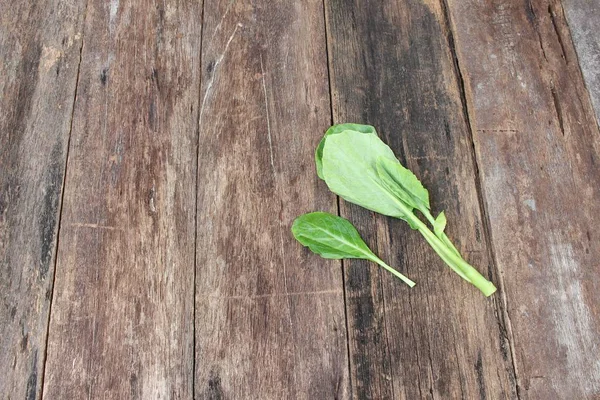 芥蓝新鲜蔬菜上木地板背景 — 图库照片
