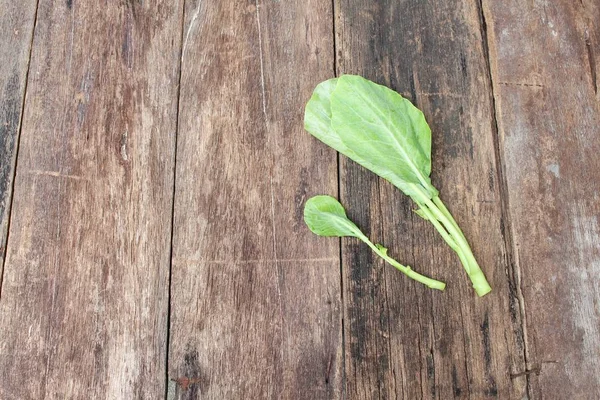 Kale Cina sayuran segar di latar belakang lantai kayu — Stok Foto