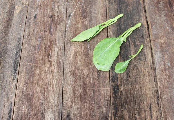 Китайська капуста свіжих овочів на фоні дерев'яна підлога — стокове фото
