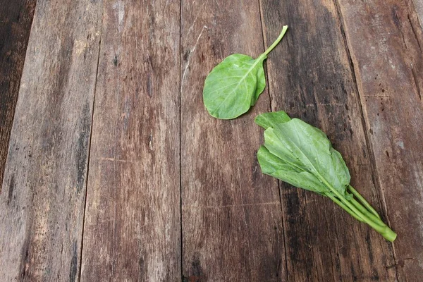 Kale Cina sayuran segar pada latar belakang meja kayu — Stok Foto