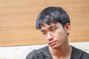 Genç adam yara yaralanma burun alçı 