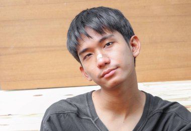 Genç adam yara yaralanma burun alçı 