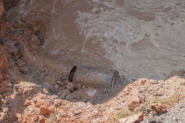 seçici odak boru, delik, su hareketi ile kırık sıhhi tesisat