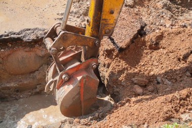 Ekskavatör kova seçici odak, buldozer işe bir delik 