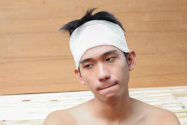 Junger Mann mit Kopfverletzungen. mit medizinischem Verband (Portrait — Stockfoto