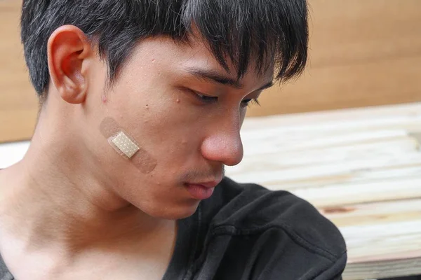 Plaster pada anak muda Menutup luka luka hidung — Stok Foto