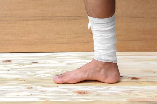 Gauze bandage of physician the treating case with ankle Injured — Stock Photo, Image