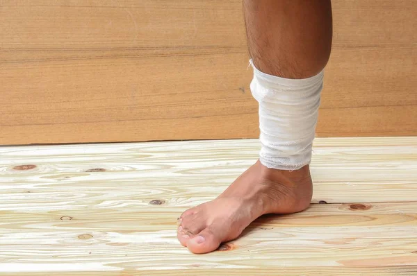 Ligadura de gaze do médico o caso de tratamento com tornozelo ferido — Fotografia de Stock