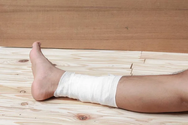 Venda de gasa del médico el caso de tratamiento con el tobillo lesionado —  Fotos de Stock