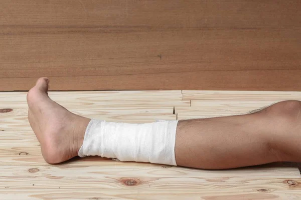 Gauze bandage of physician the treating case with ankle Injured — Stock Photo, Image