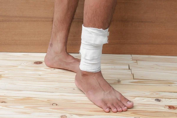 Gauze bandage of physician the treating case with ankle Injured — Stock Photo, Image