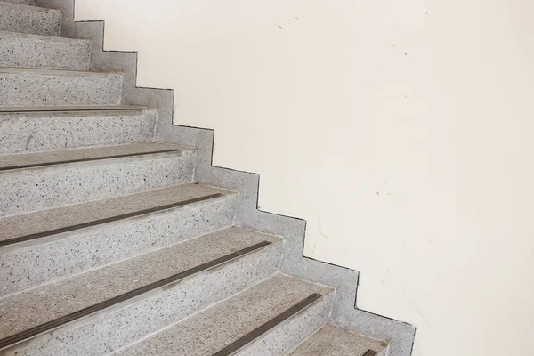 Nära upp trappor terrazzo, marmor golv i sidled av en vägg — Stockfoto